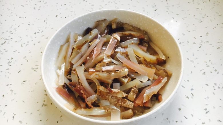 #感恩节食谱# 海参鸡丝烩笋丝(烩三丝),把梅花参切成丝。