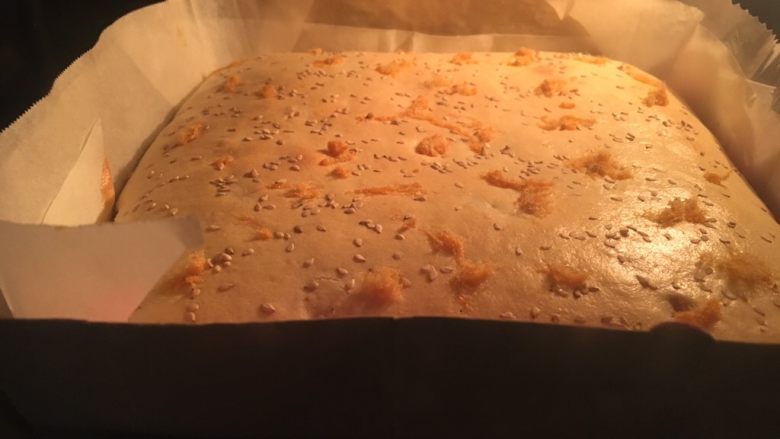 淡奶肉松蛋糕,烤箱预热150度,转140度烤40分钟