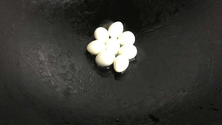 一碗面条+酸菜牛肉粉,锅中放油,把剥了壳的蛋放入。