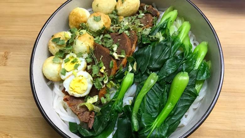 一碗面条+酸菜牛肉粉,把配菜放在米粉上。