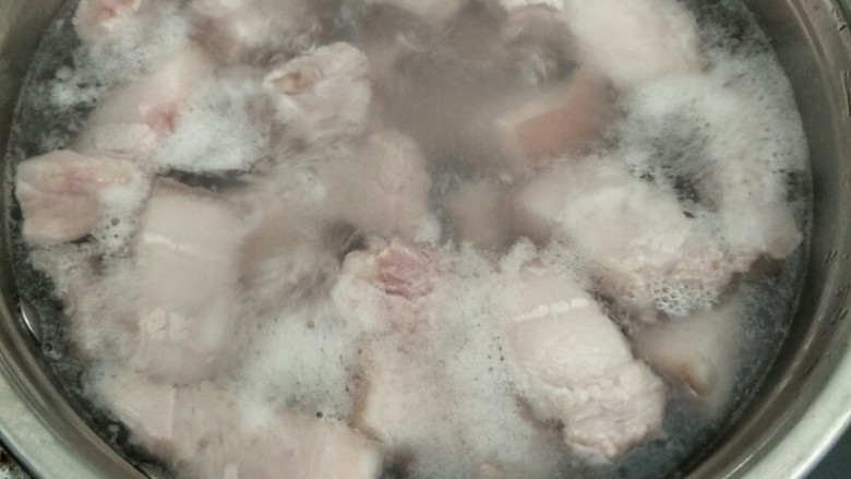 红烧肉,五花肉放锅里捞一下