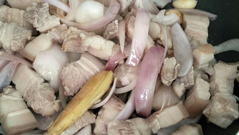 红烧肉,加入五花肉煸炒,怕肥的多炒一会儿,逼出一些油脂