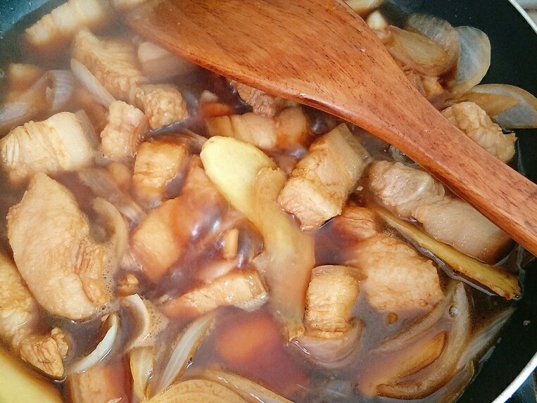 红烧肉,加水没过五花肉