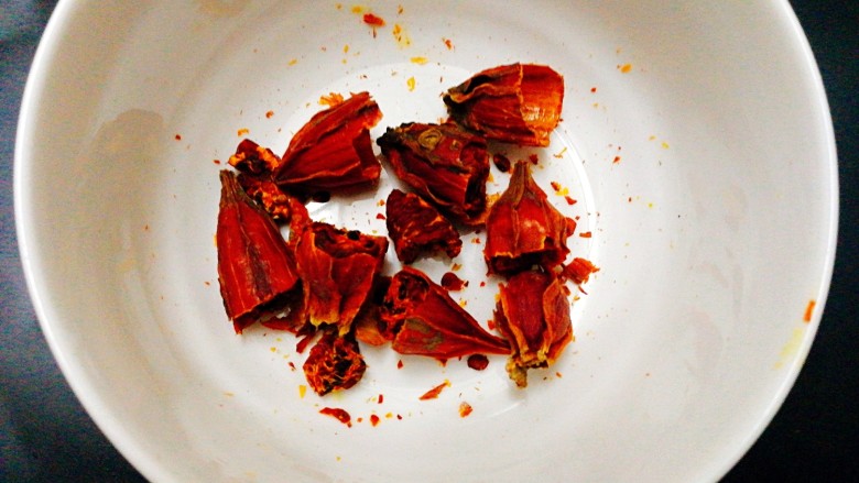#感恩节食谱#煮盐焗鸡中翅,将栃子剪断,这个煮比较容易出色,这个是天然色素,栃子的量根据鸡翅的量而定,