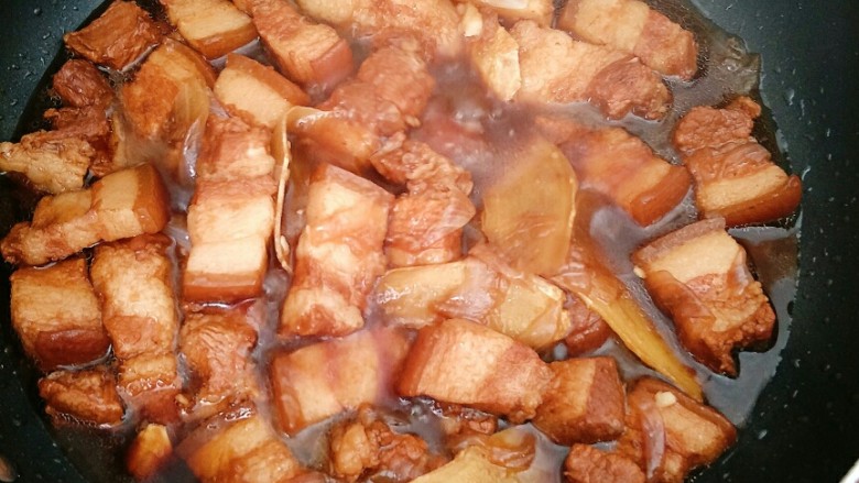 红烧肉,煲的差不多时倒回锅里,大火收汁,味道不够的再加入少许盐