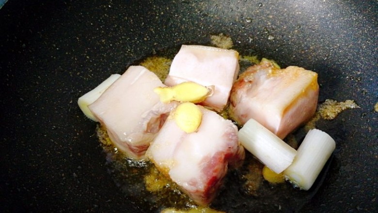 #感恩节食谱#家常炖猪肉,倒入葱,姜