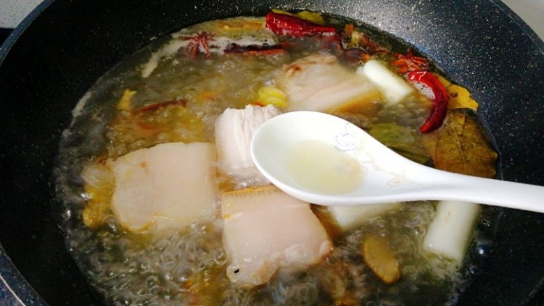 #感恩节食谱#家常炖猪肉,大火烧开,用汤勺捞滤出浮沫。