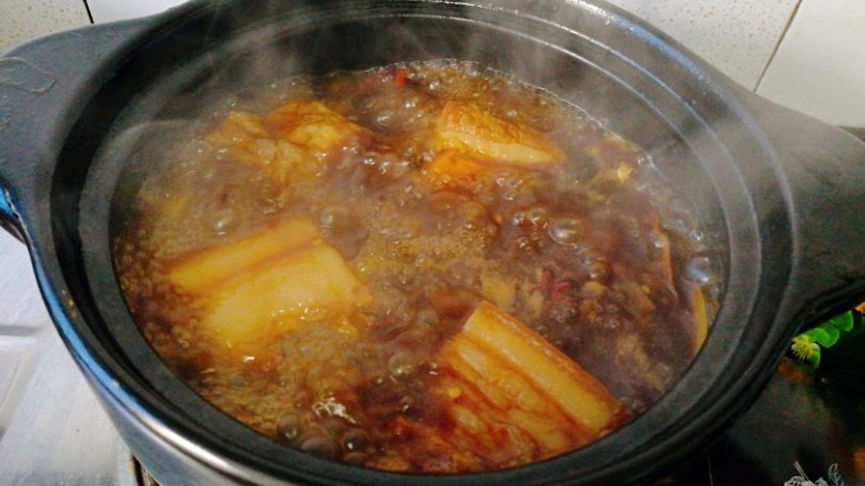 #感恩节食谱#家常炖猪肉,半小时后打开锅盖,大火稍微收汤,锅中留余汤。