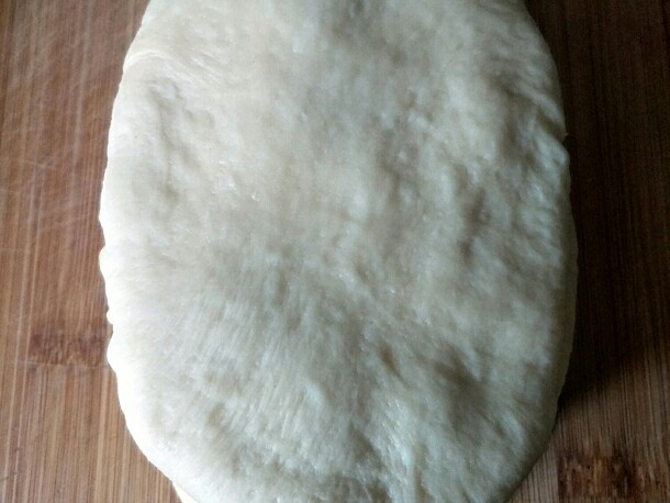 蔓越莓炼乳吐司,依次做好其他面团,擀的大小要一样,一层层叠起来,最上面一层不用刷