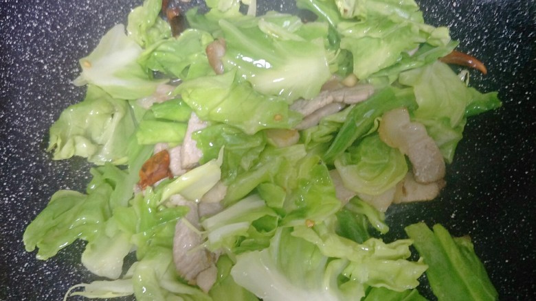 手撕包菜,包菜稍有变色就可以,和五花肉混合翻炒