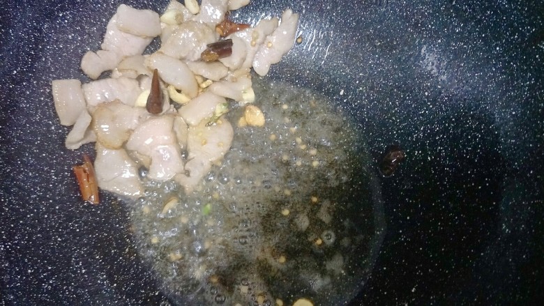 手撕包菜,肉变色以后,用铲子把肉弄到一边