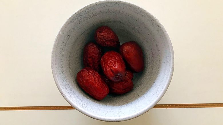 养生养颜之护肤护发美人羹(红枣花生桂圆芸豆汤),红枣洗净,备用