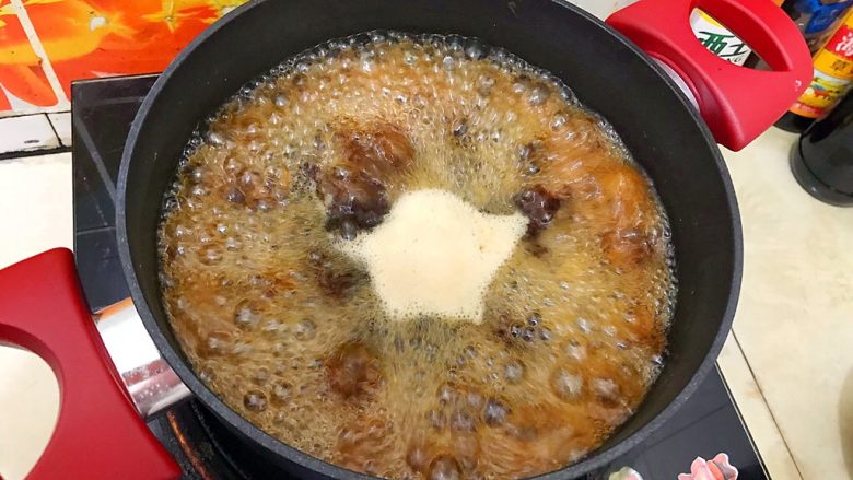 养生养颜之护肤护发美人羹(红枣花生桂圆芸豆汤),转中大火继续煮两三分钟,即可
