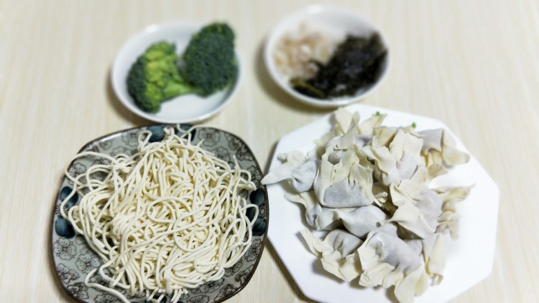 一碗面条+#营养早餐#馄饨面,准备好食材: 小<a style='color:red;display:inline-block;' href='/shicai/ 4174'>馄饨</a>我是现包的,详细步骤如下: