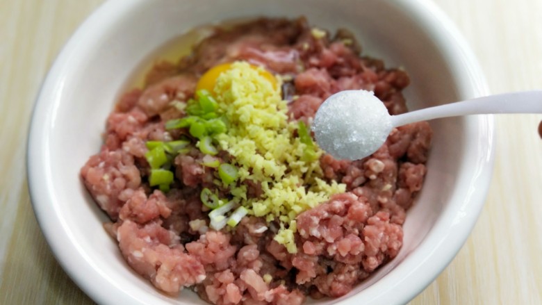 一碗面条+#营养早餐#馄饨面,加入盐。