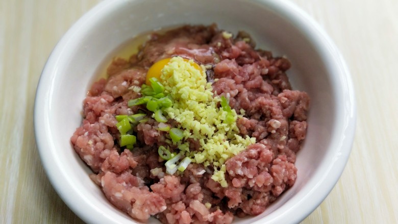一碗面条+#营养早餐#馄饨面,加入去皮后切碎的葱姜蒜。