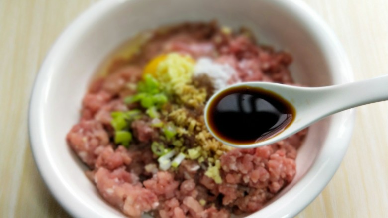 一碗面条+#营养早餐#馄饨面,加入<a style='color:red;display:inline-block;' href='/shicai/ 788'>生抽</a>。