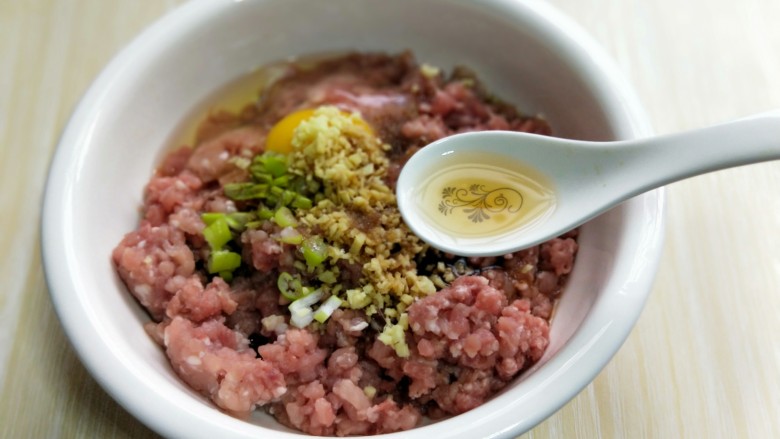 一碗面条+#营养早餐#馄饨面,加入<a style='color:red;display:inline-block;' href='/shicai/ 718'>料酒</a>。