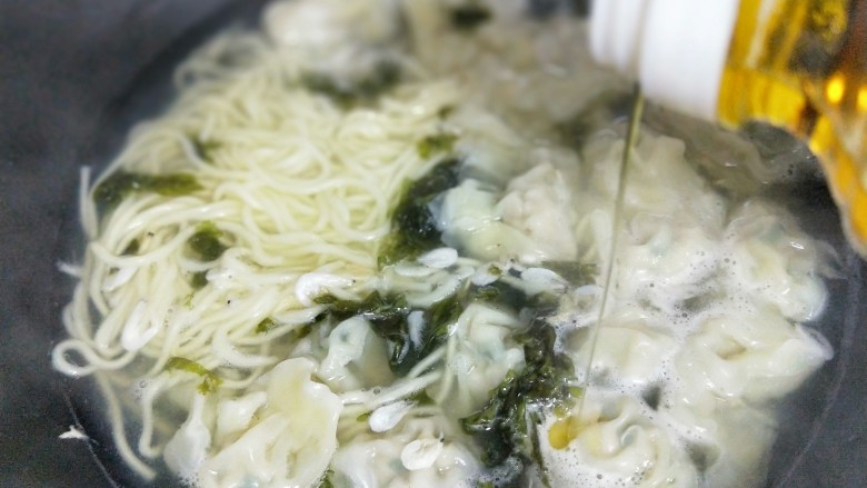 一碗面条+#营养早餐#馄饨面,滴几滴芝麻油即可盛出。