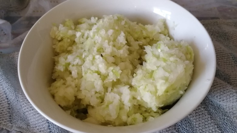 猪肉白菜蒜苗水饺,白菜纂干备用