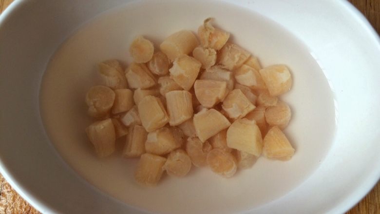 #感恩节食谱#香菇干贝焖油饭,<a style='color:red;display:inline-block;' href='/shicai/ 195'>干贝</a>泡水清洗干净