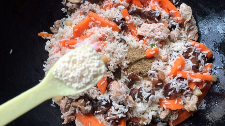 #感恩节食谱#香菇干贝焖油饭,1勺<a style='color:red;display:inline-block;' href='/shicai/ 756'>鸡精</a>