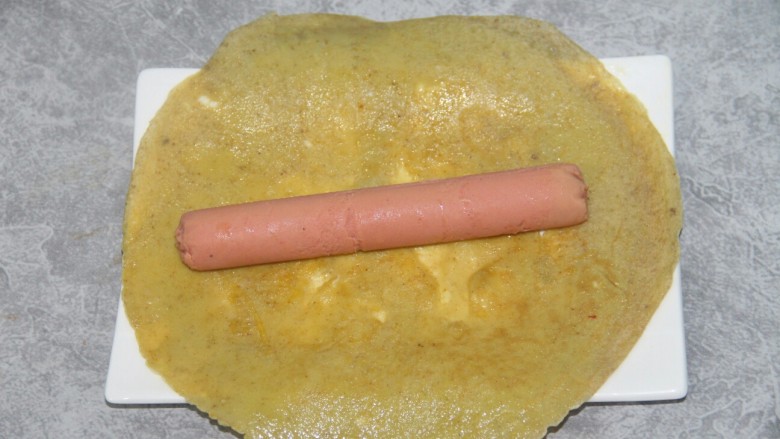 火腿肠蛋烧,煎好的蛋饼把火腿肠包起来