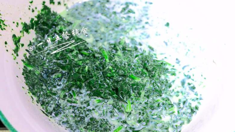 菠菜油麦菜意大利面,料理机中加入一些<a style='color:red;display:inline-block;' href='/shicai/ 219'>牛奶</a>和菠菜油麦菜搅成碎状,不用搅得过碎,当然若你喜欢最后看不见菜叶,青酱跟意面融为一体的感觉就打碎碎。
🌻小贴士:用了菠菜和油麦菜两种绿叶菜,也是为了营养更丰富,即使同样是绿叶菜,富含各种营养素的量也会有差别,咱们要利用一切机会丰富孩子每日的食物品种。