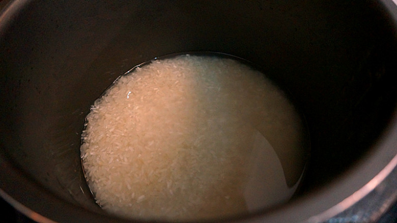 黄金玉米饭,其实一般可以用剩饭,如果你下一顿想吃那么前一顿饭多煮一点就是了
我今天是临时起意,所以就用新鲜的饭吧