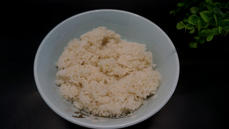 黄金玉米饭,煮好的饭太热,用勺子搅散之后装入一个稍微大一点的容器当中,稍微放凉待用,等下拌的时候太烫手