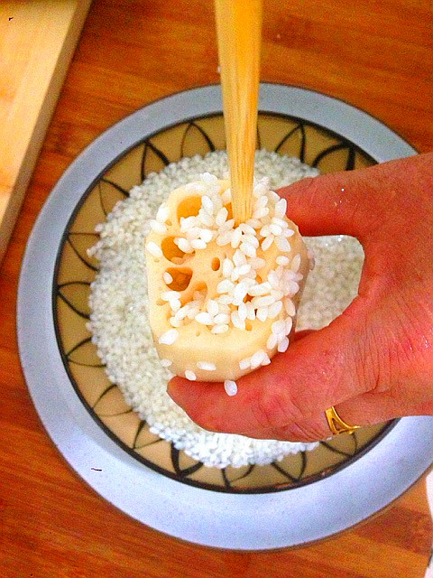 桂花糯米藕---整个冬天甜甜蜜蜜,借助筷子,用手做漏斗,把米灌入藕孔,灌得时候用筷子捅紧,不然口感会散