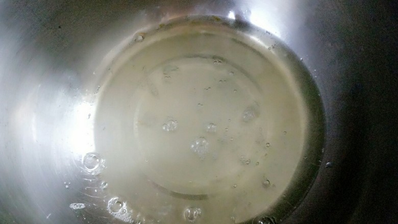 无水炼乳小蛋糕,分离好的蛋清先放冰箱