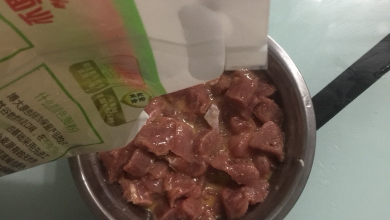 菠萝🍍咕咾肉,加淀粉、<a style='color:red;display:inline-block;' href='/shicai/ 519'>面粉</a>搅拌