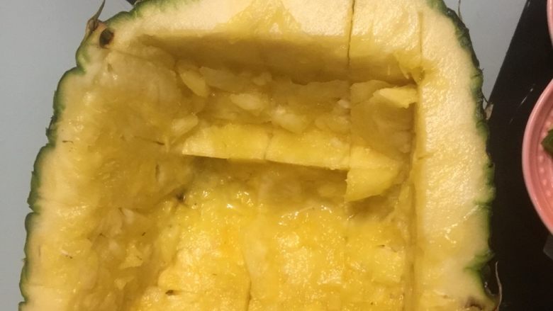 菠萝🍍咕咾肉,<a style='color:red;display:inline-block;' href='/shicai/ 597'>菠萝</a>肉挖出