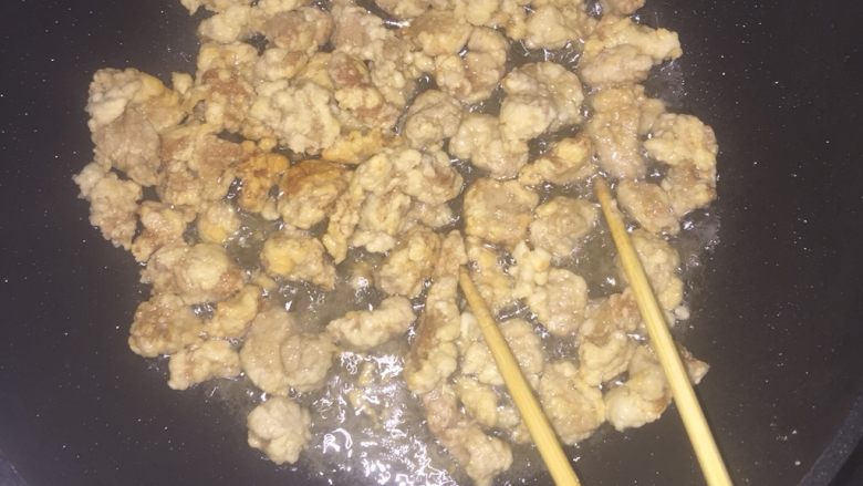 菠萝🍍咕咾肉,热油炸酥肉段，捞起复炸