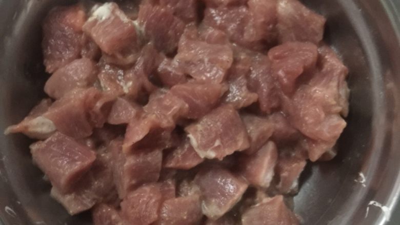 菠萝🍍咕咾肉,<a style='color:red;display:inline-block;' href='/shicai/ 4430'>里脊肉</a>切块加盐、<a style='color:red;display:inline-block;' href='/shicai/ 720'>胡椒粉</a>、<a style='color:red;display:inline-block;' href='/shicai/ 829'>十三香</a>拌匀腌制20分钟