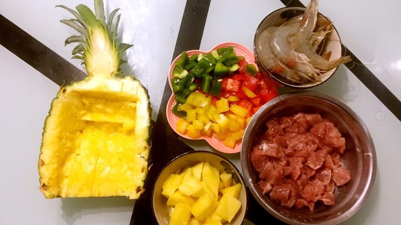 菠萝🍍咕咾肉,留少许油，将<a style='color:red;display:inline-block;' href='/shicai/ 3250'>葱</a><a style='color:red;display:inline-block;' href='/shicai/ 37'>姜</a>蒜爆香➕调好汁起气泡后加进<a style='color:red;display:inline-block;' href='/shicai/ 287'>虾仁</a>➕肉段翻炒，出锅前加少许醋喷香