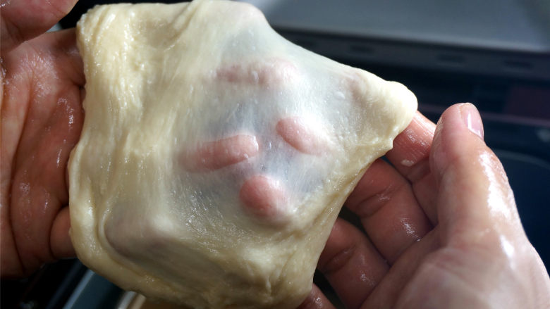炼奶吐司,柔软拉丝,揉至面团能拉出光滑薄膜(手抹油后再拉膜比较好拉)。