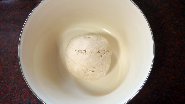 银丝卷 ,揉成团,在温暖处发酵至两倍大。