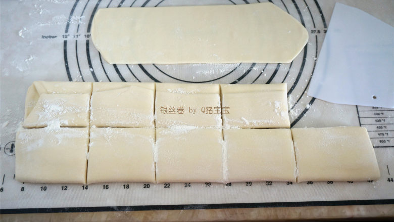 银丝卷 ,擀成长方形面片,对折,然后分成10等份,每份分别压成长薄片。