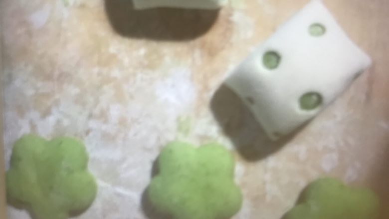 绿色小清新馒头
,剩余的绿色面团擀成一厘米厚
用模具刻出不同形状
儿子很热衷于此
玩的不亦乐乎