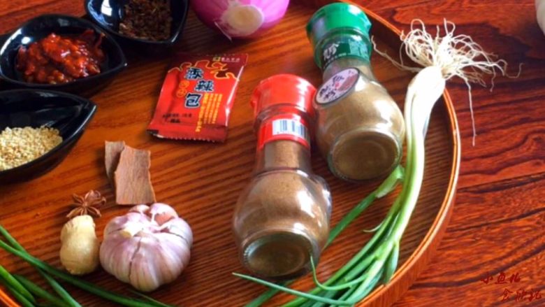 土家掉渣饼,酱料食材:葱姜蒜 花椒 八角 桂皮 洋葱 豆瓣酱 五香粉 辣椒粉 孜然粉 芝麻 食用油 蚝油 料酒