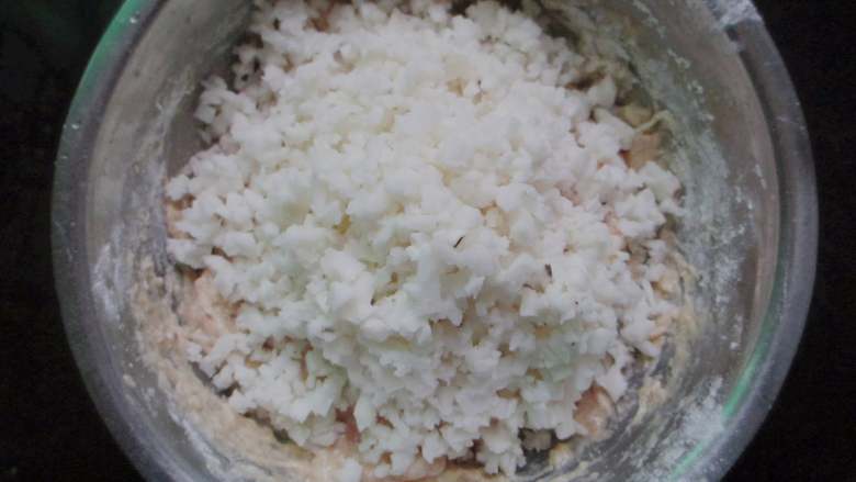 红烧狮子头,待肉糜出现胶质状,加入马蹄搅拌均匀。