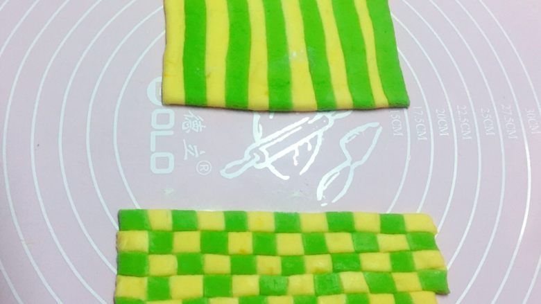 最爱包子+足球包子,然后横切黄绿条纹的面片,同样切成2cm宽的长条,并将切下来的长条黄绿交错,紧紧的粘在一起。最好是切一条粘一条,趁着侧面还有粘性就将其粘在一起。