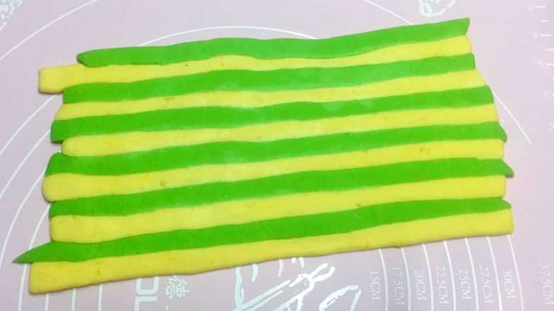 最爱包子+足球包子,依法将所有的黄绿长条粘在一起,做成一片黄绿条纹的面片。