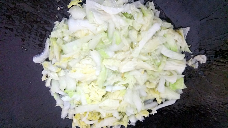 炒饭秀+白菜火腿炒饭,锅里放点油,油热放入白菜翻炒