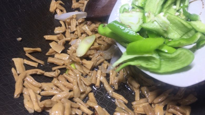 卜豆角小炒腊肉之年味,把水分炒干后,倒入<a style='color:red;display:inline-block;' href='/shicai/ 10089'>青辣椒</a>