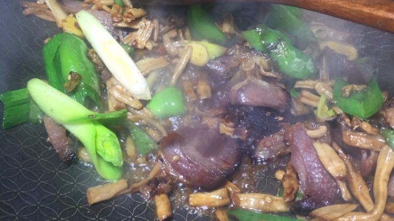 卜豆角小炒腊肉之年味,开大火炒,在边缘淋一点水,炝锅就可以了