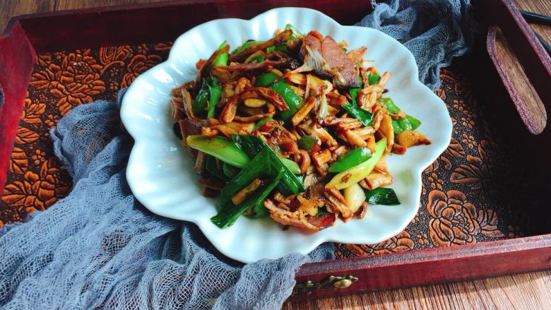 卜豆角小炒腊肉之年味,这道菜在湘菜小店里基本都会有，湖南人必吃的