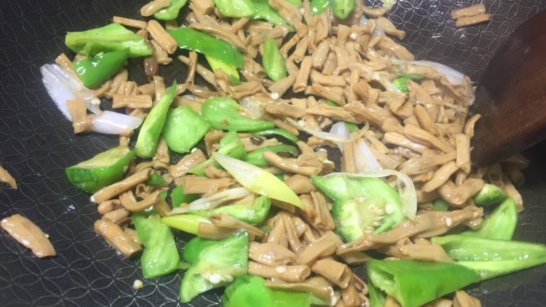卜豆角小炒腊肉之年味,把火调大点,翻炒到青辣椒断生
